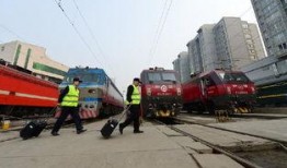 开火车吃瓜,乘客共享美味瓜果，共享旅途欢乐时光