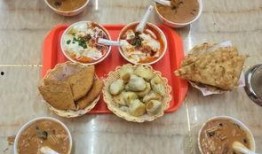 开火车吃瓜,乘客共享美味瓜果，共享旅途欢乐时光