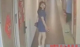 南京吃瓜的女人,南京街头“吃瓜”女性的生活百态