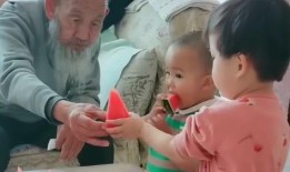 老人宝宝吃瓜,老人与宝宝共享夏日清凉时光
