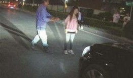 撞车视频路人吃瓜,吃瓜群众现场直播