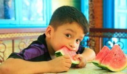 城市吃瓜小孩视频,捕捉童真瞬间