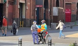 外卖员吃瓜现场,现场直击！