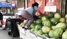 栏杆上吃瓜,笑谈人间百态