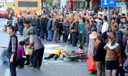 围观吃瓜现场,围观吃瓜群众的热闹瞬间