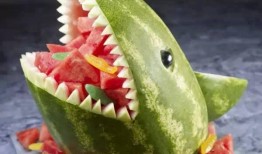 二翁吃瓜,夏日瓜香里的闲情逸致