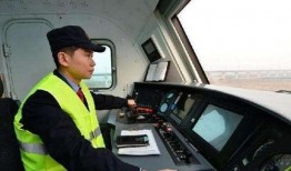 开火车吃瓜,乘客共享美味瓜果，共享旅途欢乐时光