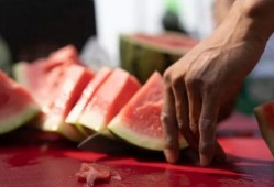 栏杆上吃瓜,笑谈人间百态