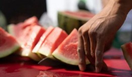 栏杆上吃瓜,笑谈人间百态