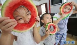 城市吃瓜小孩视频,捕捉童真瞬间