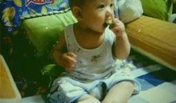 可爱小吃货吃瓜,萌态十足引网友热议