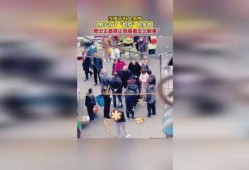 楼下吵架男子吃瓜,男子吃瓜围观邻里争吵