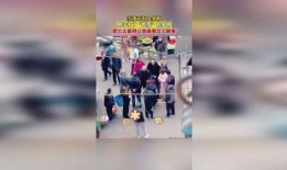 楼下吵架男子吃瓜,男子吃瓜围观邻里争吵