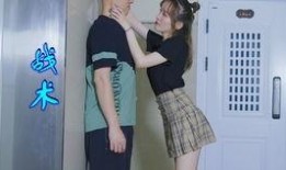 男子坐电梯吃瓜,公共场合礼仪何在？