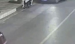 撞车视频路人吃瓜,吃瓜群众现场直播