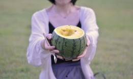 吃瓜少女摆件,揭秘吃瓜少女摆件的魅力所在