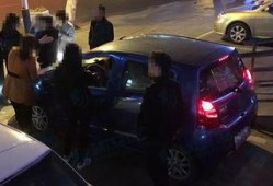 撞车视频路人吃瓜,吃瓜群众现场直播