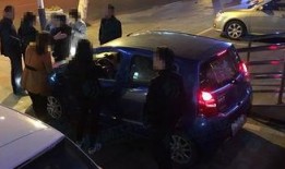 撞车视频路人吃瓜,吃瓜群众现场直播